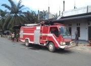 PT KTS Turunkan Mobil Damkar Bantu Padamkan Kebakaran