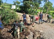 Dari Ember Ke Ember, Tim Satgas TMMD Kodim 0105/Abar Bersama Masyarakat Estafet Adu Tenaga Sempurnakan Pengecoran Tiang Wingwall